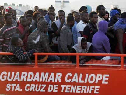 Llegada el pasado sábado al puerto de Motril (Granada) de inmigrantes subsaharianos rescatados junto a la isla de Alborán. En vídeo, más de treinta pateras rescatadas durante este fin de semana frente a las costas andaluzas.