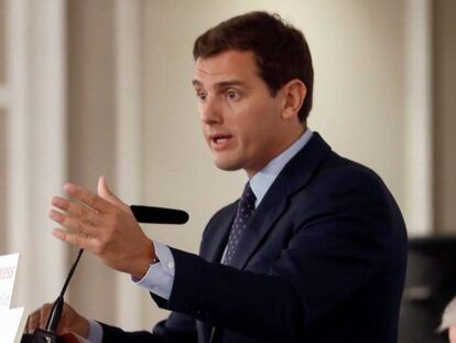 El presidente de Ciudadanos, Albert Rivera, durante su intervención en un desayuno informativo hoy en Madrid. En vídeo, el ascenso de VOX pone nerviosa a la derecha española.