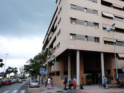 Varios periodistas y cámaras se congregan en la puerta del bloque donde se ha producido el suceso, en el número 25 de la calle Jalón.