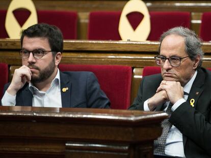 El vicepresidente catalan, Pere Aragones, junto a Quim Torra, durante el pleno.
