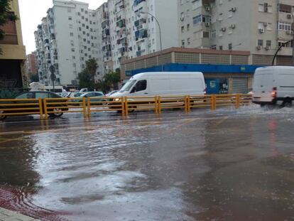 En el vídeo, imágenes de las lluvias en Málaga de usuarios de las redes. En la foto, una calzada de la ciudad, anegada.