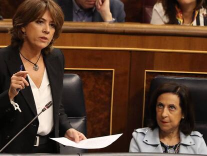 FOTO: La ministra de Justicia, Dolores Delgado, durante su intervención en la sesión de control en el Congreso. VÍDEO: Intervención de Delgado en la Cámara baja.