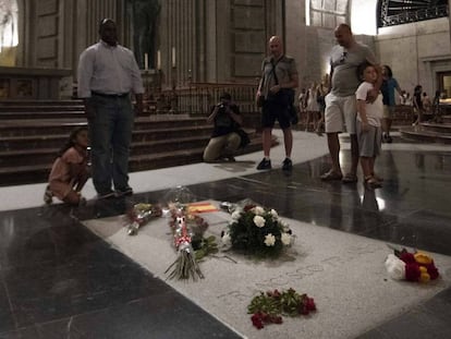Tumba de Francisco Franco en el Valle de los Caídos / En vídeo, declaraciones de la portavoz del Gobierno y ministra de Educación sobre la exhumación de Franco