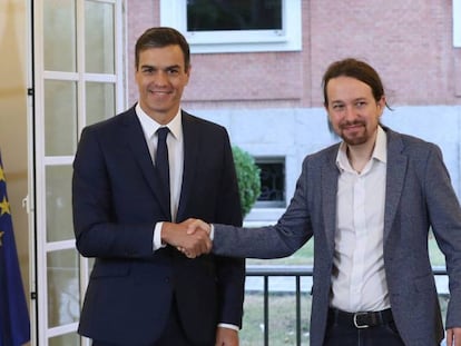 El presidente del Gobierno, Pedro Sánchez, y el secretario general de Podemos, Pablo Iglesias, en la firmado del proyecto de ley de Presupuestos para 2019 / VÍDEO: ATLAS