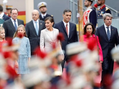 FOTO: De izquierda a derecha, la princesa Leonor, la infanta Sofía, la reina Letizia y el presidente, Pedro Sánchez. Junto a ellos, la ministra de Defensa y el presidente de la Comunidad de Madrid. VÍDEO: Abucheos a Sánchez en el desfile.