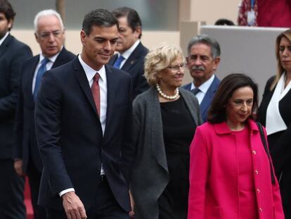 Prime Minister Pedro Sánchez during Friday’s military parade, flanked by minister Margarita Robles and Madrid Mayor Manuela Carmena.