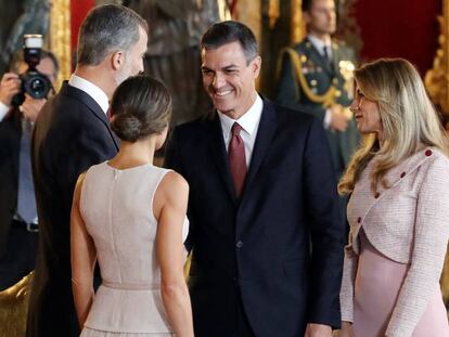 FOTO: Los Reyes, junto al presidente del Gobierno y su mujer en el Palacio Real. VÍDEO: La confusión de protocolo de Sánchez y Begoña Gómez.