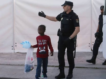 Un menor migrante desembarca en el puerto de Málaga el pasado 6 de octubre. En vídeo, más de 500 inmigrantes rescatados en las costas españolas.