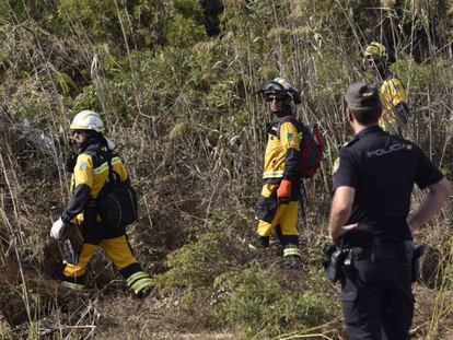 Miembros de la Policía Nacional y del Instituto Balear de la Naturaleza buscan al niño en el torrente de Can Amer / VÍDEO: ATLAS