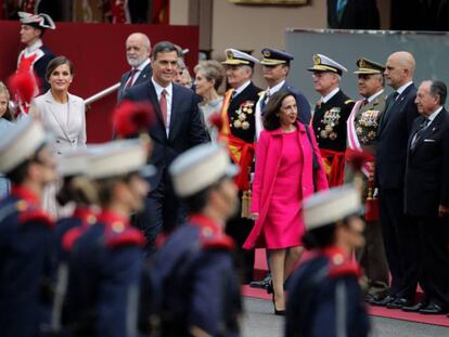 Margarita Robles, a la derecha, con el presidente Pedro Sánchez, la Reina y las infantas, a su llegada al desfile de la Fiesta Nacional. En vídeo, Margarita Robles defiende a Sánchez.