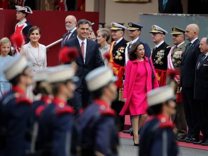 Margarita Robles, a la derecha, con el presidente Pedro Sánchez, la Reina y las infantas, a su llegada al desfile de la Fiesta Nacional. En vídeo, Margarita Robles defiende a Sánchez.