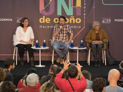 De izquierda a derecha, Ada Colau, alcaldesa de Barcelona; Pablo Iglesias, líder de Podemos, y Manuela Carmena, regidora de Madrid. En vídeo, declaraciones de ambas alcaldesas.