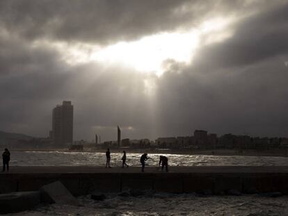 Rompeolas en Barcelona, antes de la llegada de la tormenta tropical Leslie. En vídeo, los destrozos del huracán Leslie en Portugal.