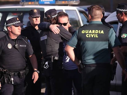 Agentes de policía y de Guardia Civil, este lunes, después del fallecimiento de un guardia tiroteado en Granada. En vídeo, declaraciones del ministro de Interior, Grande-Marlaska.