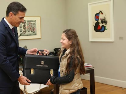 El presidente del Gobierno, Pedro Sánchez, recibe a Irene en el marco de la campaña por los derechos de las niñas.