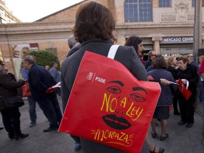 Foto: reparto de bolsas contra la 'ley mordaza' en un acto del PSOE en Alicante en 2015. En vídeo: declaraciones de Pedro Sánchez afirmando que su Gobierno derogará esta ley, el pasado septiembre.