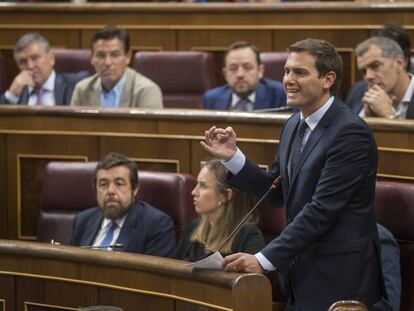 En vídeo, las acusaciones de Pablo Casado y Albert Rivera contra Pedro Sánchez durante la sesión de control al Gobierno de este miércoles.