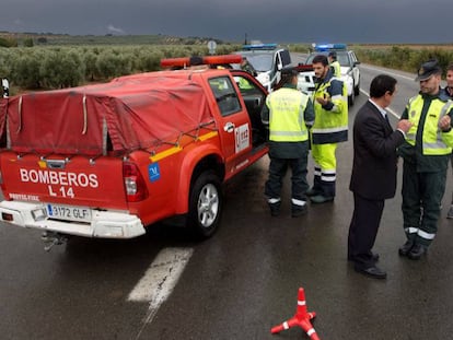 Miembros de la Guardia Civil, Policía Nacional y bomberos mantienen la carretera A-384, que da acceso al municipio de Campillos, cortada al tráfico. En vídeo, las imágenes grabadas por los afectados en la zona de Campillos (Málaga).