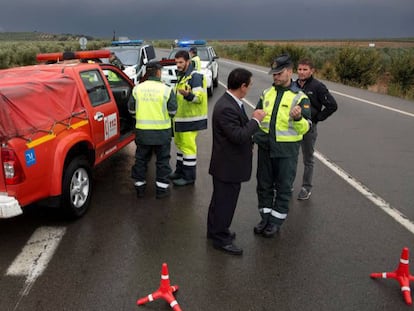 Miembros de la Guardia Civil, Policía Nacional y bomberos mantienen la carretera A-384, que da acceso al municipio de Campillos, cortada al tráfico. En vídeo, las imágenes grabadas por los afectados en la zona de Campillos (Málaga).