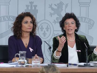 La ministra de Hacienda, María Jesús Montero (izquierda) y la portavoz del Gobierno, Isabel Celáa, tras la reunión del Consejo de Ministros.