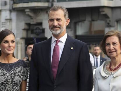 Los Reyes junto a la reina Sofía, a su llegada al teatro Campoamor / En vídeo, declaraciones del Rey Felipe VI