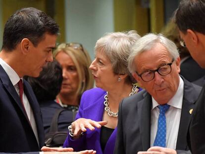 Pedro Sánchez, junto a Theresa May y Jean-Claude Juncker, el jueves en Bruselas / En vídeo, declaraciones de la ministra de Hacienda en el Consejo de Ministros