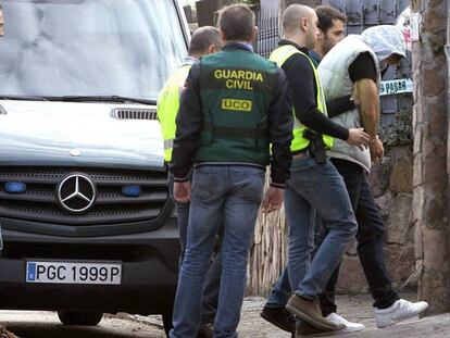 Nogueira, escoltado por agentes, llega al chalé del crimen / En vídeo, la explicación de la Guardia Civil sobre el crimen de Pioz (ATLAS)