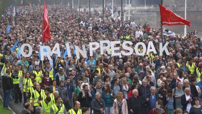 Manifestación por el acercamiento de los presos de ETA el pasado día 20 en San Sebastián. En vídeo, declaraciones de Iker Urbina, abogado de presos de ETA.