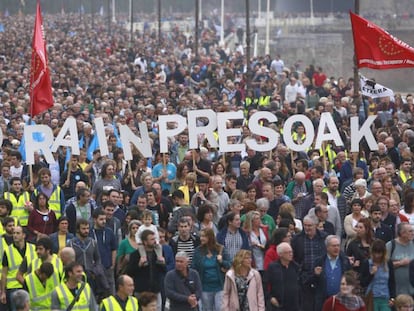 Manifestación por el acercamiento de los presos de ETA el pasado día 20 en San Sebastián. En vídeo, declaraciones de Iker Urbina, abogado de presos de ETA.