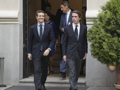 Pablo Casado y José María Aznar, a la salida de la presentación en la Fundación Rafael del Pino.