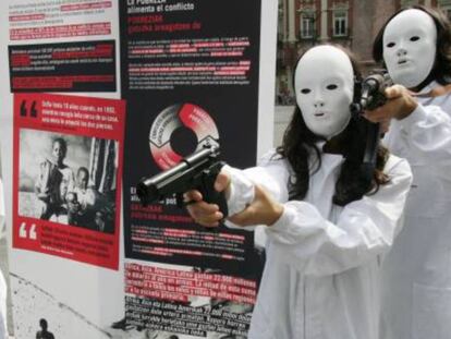 Acte de protesta de membres de l'ONG Intermón-Oxfam a Bilbao, en protesta pel comerç incontrolat d'armes. En vídeo, continua la recerca del cadàver de Khashoggi mentre que els Estats Units anuncien represàlies.