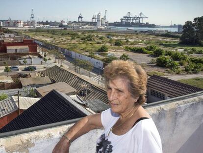 Carmen Valls, en el terrado de su casa en Natzaret, Valencia. Detrás, la zona que fue playa, y el puerto. FOTO: MÒNICA TORRES / VÍDEO: RAFA GASSÓ