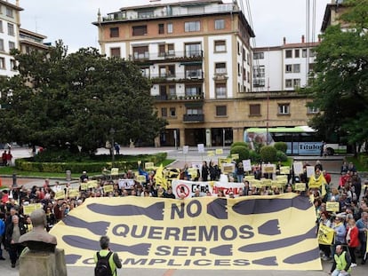 Manifestación en 2017 en Getxo contra la exportación de armas a Arabia Saudí. En vídeo, el príncipe heredero saudí, sobre el caso Khashoggi: "La justicia prevalecerá"