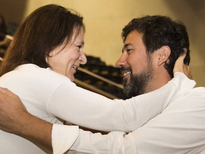 Los candidatos a la direccion de Podemos Galicia, Carolina Bescansa y Antón Gómez Reino, el pasado fin de semana durante un acto en Santiago. En vídeo, Carolina Bescansa no liderará Podemos en Galicia tras perder las primarias