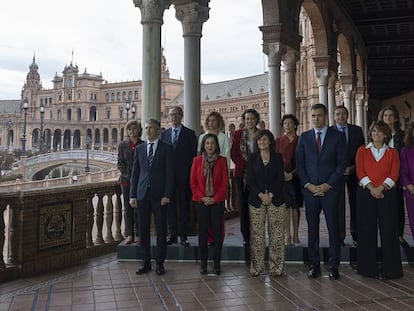 El presidente del Gobierno posa junto con los ministros antes del Consejo, celebrado hoy en Sevilla.