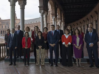 El presidente del Gobierno posa junto con los ministros antes del Consejo, celebrado hoy en Sevilla.