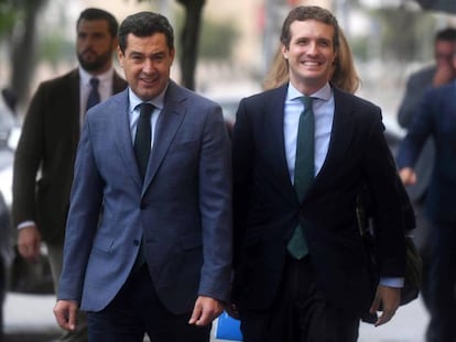 El presidente del PP, Pablo Casado (d), junto al andaluz, Juanma Moreno, a su llegada hoy al acto / En vídeo, declaraciones de Pablo Casado