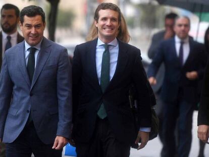 El presidente del PP, Pablo Casado (d), junto al andaluz, Juanma Moreno, a su llegada hoy al acto / En vídeo, declaraciones de Pablo Casado