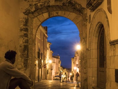 En la foto, menores inmigrantes en una calle de Altafulla (Tarragona).