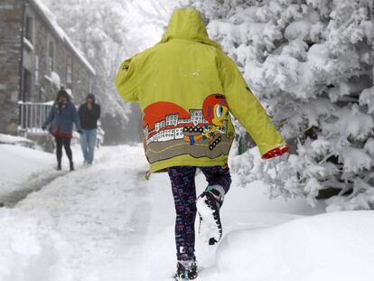 Una niña camina por la nieve este domingo en O Cebreiro.