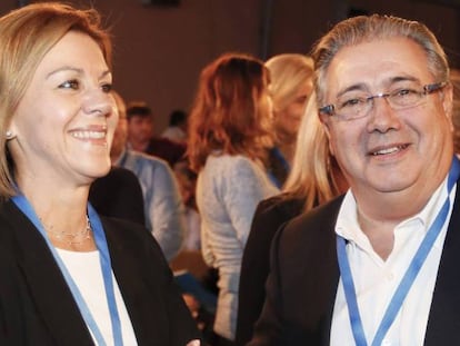 El exministro del Interior Juan ignacio Zoido y María Dolores de Cospedal, el pasado fin de semana en la interparlamentaria del PP en Sevilla.
