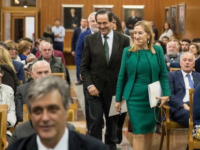 Ana Pastor, seguida de José Bono, llegan al acto en Santiago. En vídeo, el evento completo.