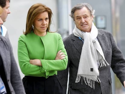 Cospedal y su marido, López del Hierro. En vídeo, Casado sigue sin responder a las preguntas de los periodistas sobre el asunto Cospedal- Villarejo.