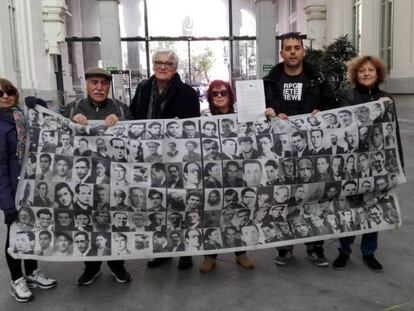 Colectivos de memoria histórica en el Ayuntamiento de Madrid, tras entregar una carta para la alcaldesa, Manuela Carmena, sobre el posible traslado de Franco a La Almudena. En vídeo, la vicepresidenta del Gobierno, Carmen Calvo, sobre la exhumación de los restos de Franco.