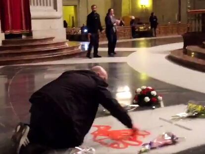 Captura del vídeo de Pedro Armestre, quien ha grabado a Enrique Tenreiro mientras pintaba sobre la tumba de Franco.