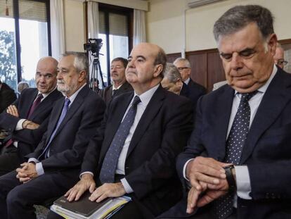 Los exconsejeros José Antonio Viera y Gaspar Zarrías, junto a los expresidentes José Antonio Griñán y Manuel Chaves, en el juicio. JOSÉ MANUEL VIDAL (EFE) / VIDEO: Alfonso Martínez del hoyo, abogado del exconsejero Fernández en la Audiencia de Sevilla (EFE)