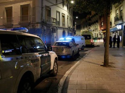 Vehículos de la Guardia Civil y emergencias, en la zona donde se produjo la pelea. En vídeo, declaraciones del alcalde de Don Benito.