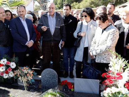 Jose Luis Ábalos, tercero por la izquierda, durante la visita que ha realizado al cementerio de Paterna.