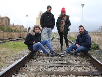 Cuatro jóvenes extremeños, en Llerena (Badajoz) junto las traviesas más antiguas de España, son de madera y datan del siglo XIX.