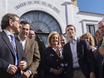 Pablo Casado, junto a la exministra Fátima Báñez y Juan Manuel Moreno (ambos a su derecha), entre otros dirigentes del PP ayer en Huelva.